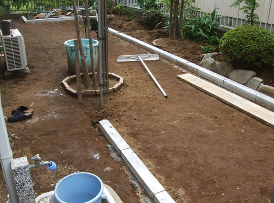 雑草を抜いて整地をしました。