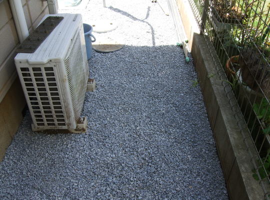 砂利を敷きました。