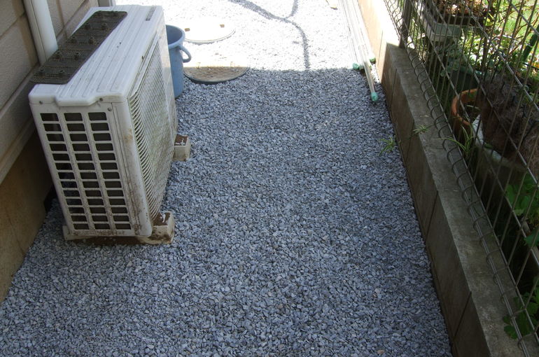 砂利を敷きました。