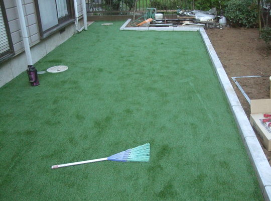 人工芝を敷きました。